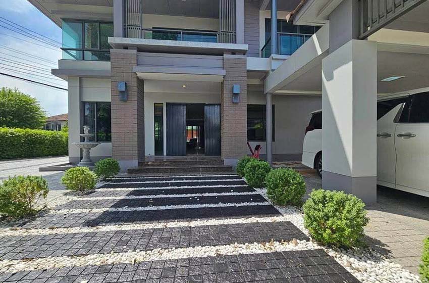 House with Shared Pool in Chaengwattana (near Nichada Thani) 